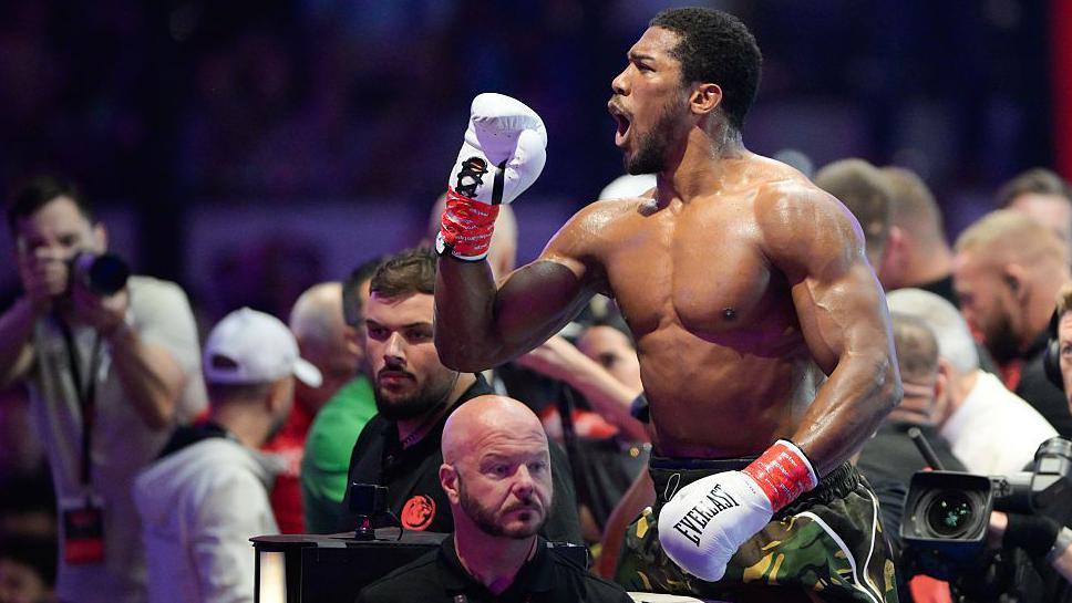 joshua-knocked-down-two-times-as-dramatic-gather-units-up-fury-battle