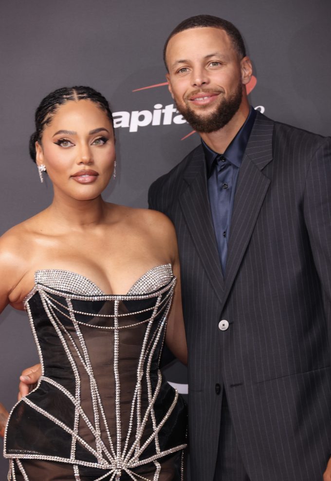ayesha-curry-gets-handsy-with-stephen-in-intimate-anniversary-put-up