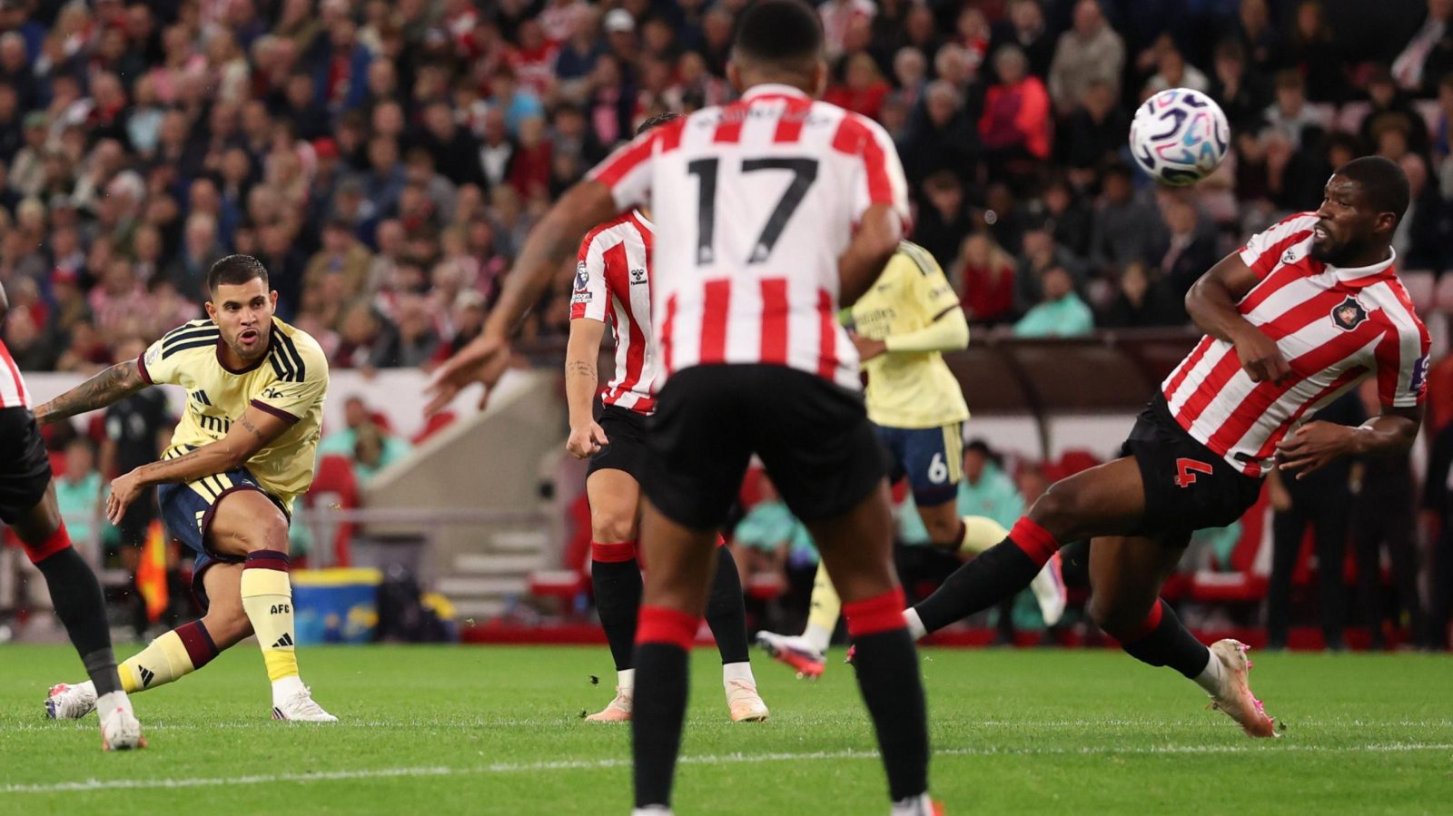 arsenal-to-touch-professional-ref-over-konsa-penalty
